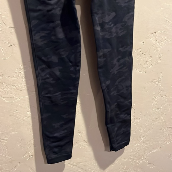 Spanx Look at Me Now Cropped Leggings in Black Grey Camo Print - Picture 9 of 10